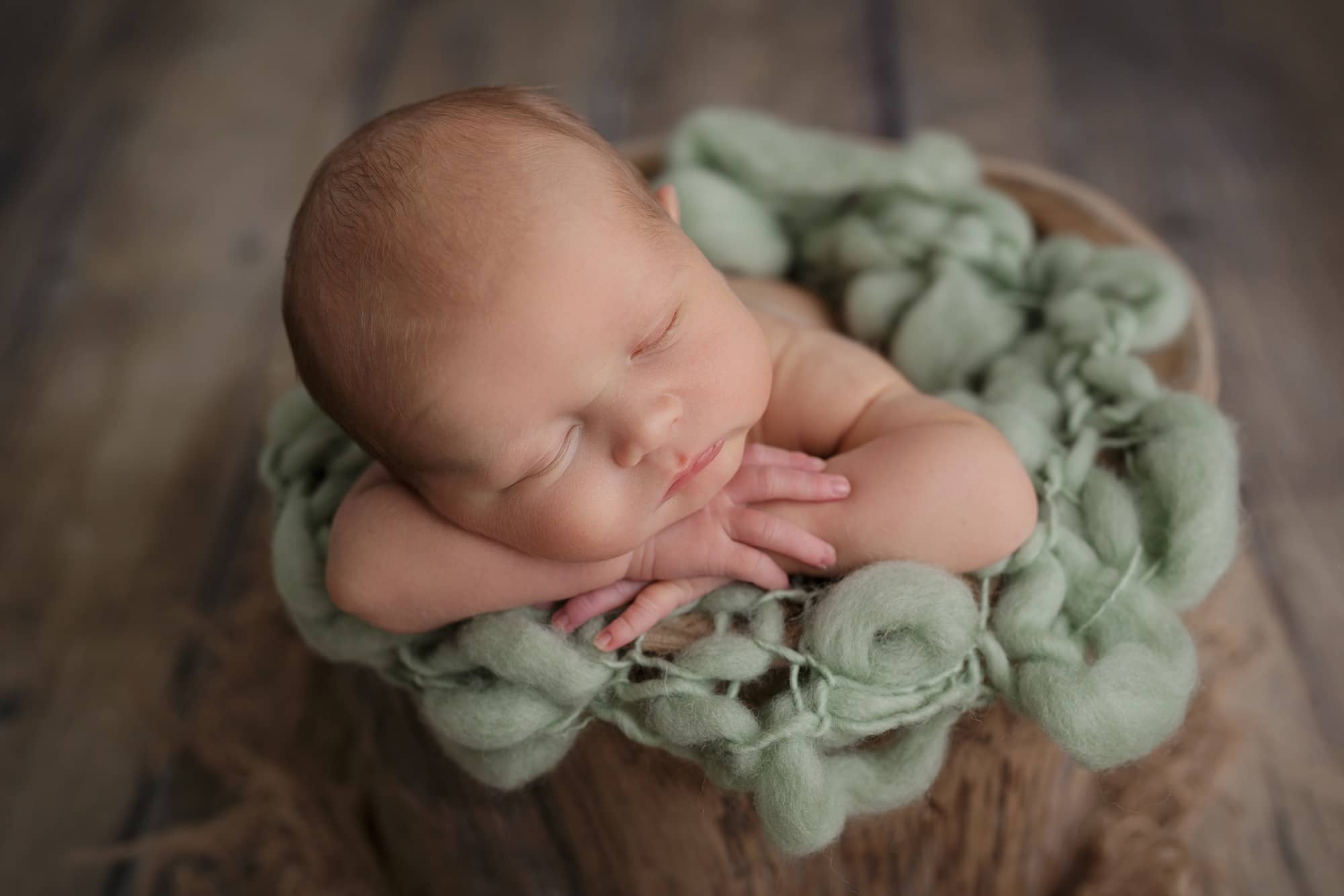 Novorozené miminko se fotí v pařezu