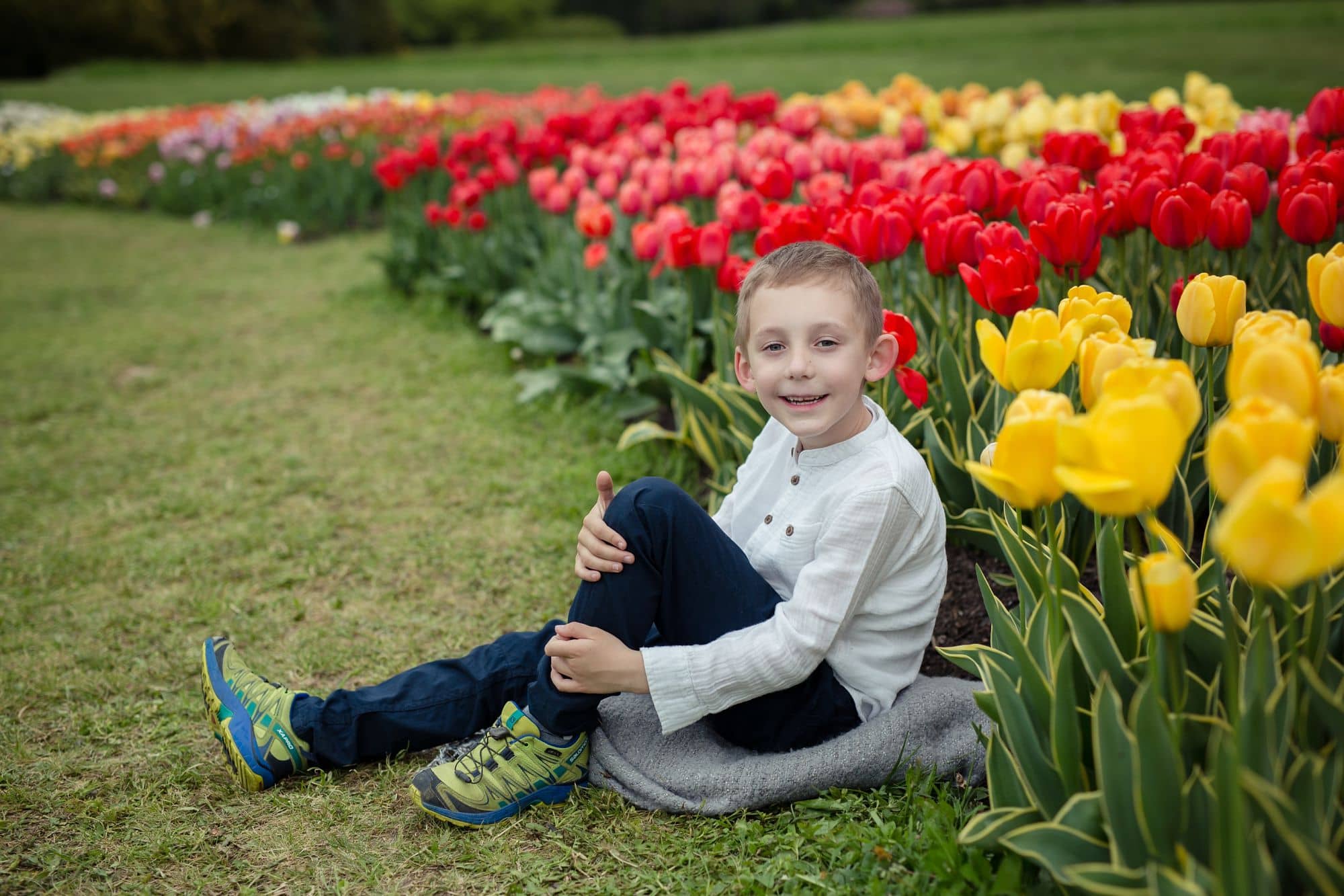 Foceni deti v Dendrologicke zahrade, louka s tulipany