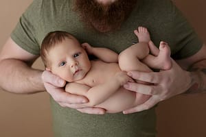 Foceni miminka s tatinkem v newborn atelieru