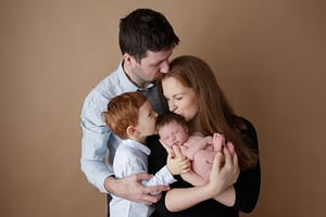 Foceni miminek s rodici a sourozencem newborn atelier