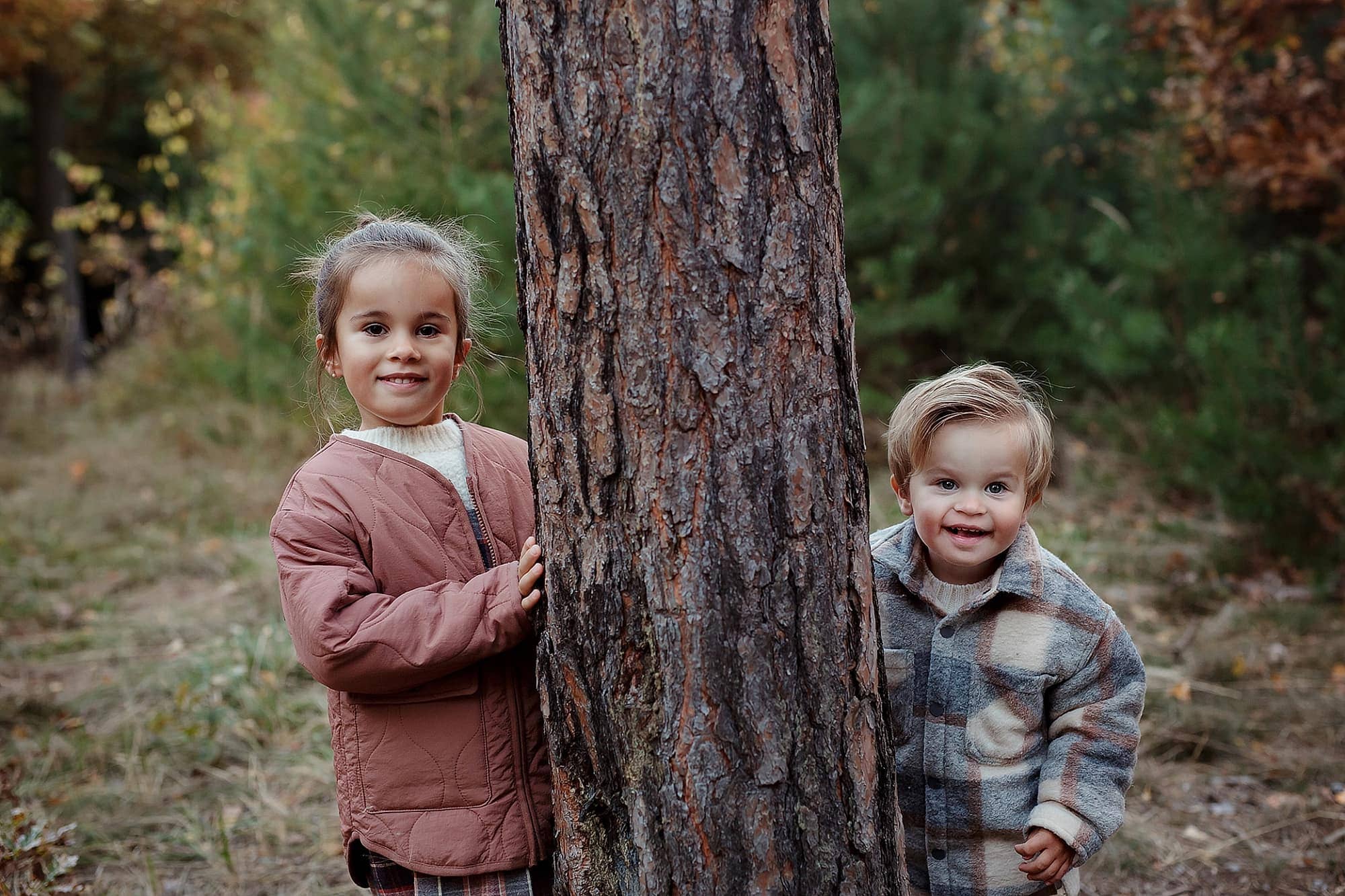 Foceni deti v prirode v lese u stromu