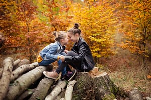 Foceni deti v prirode, barevne podzimni listi, Kunraticky les